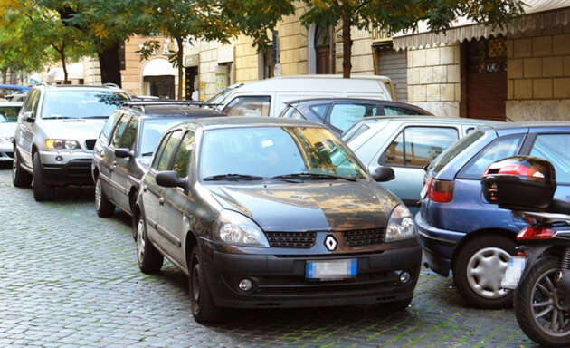 Chi è il responsabile in caso di tamponamento di un’auto parcheggiata in doppia fila?